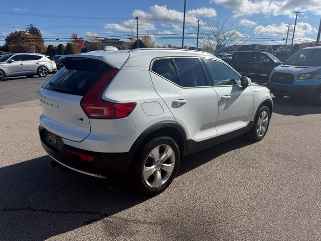 2022 Volvo XC40 Momentum